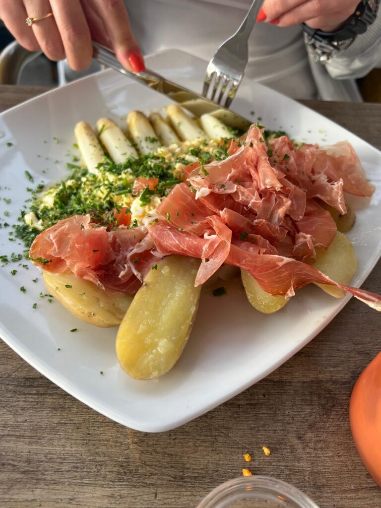 Spargel mit Kartoffeln und Schinken